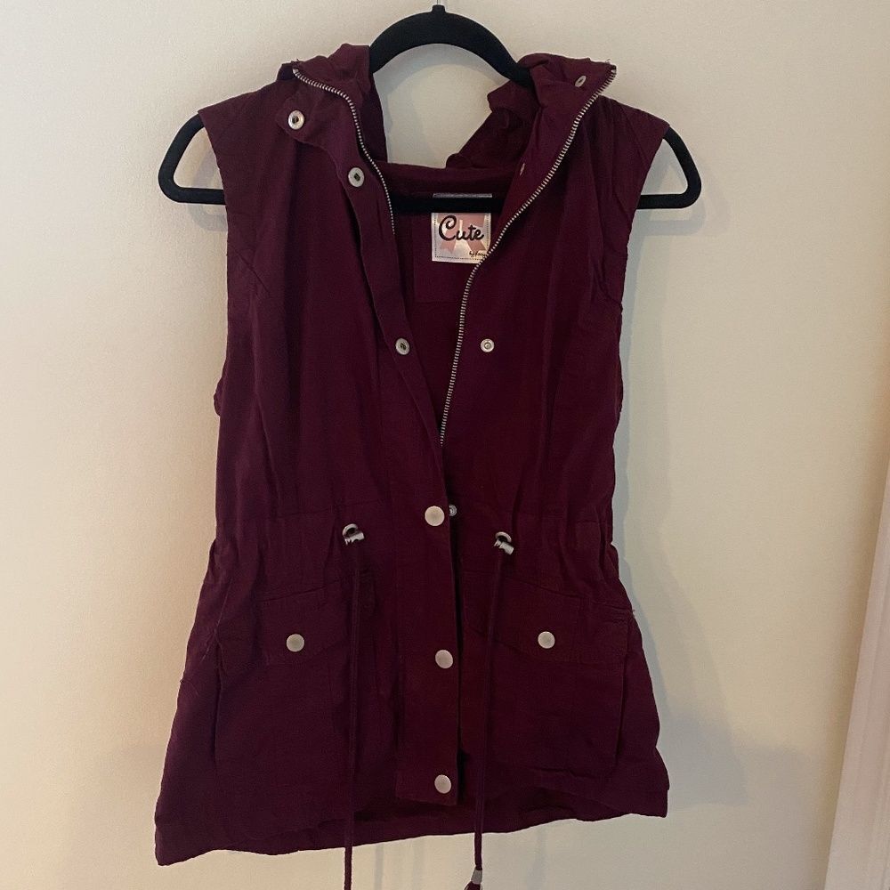 Daisy Shoppe Burgundy Sleeveless Zip Up Hooded Vest Size Medium